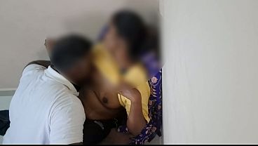 Aluna novinha fode com a professora casada na escola