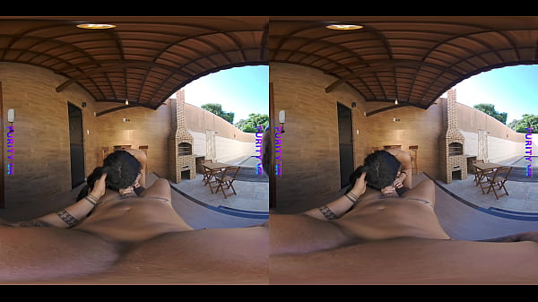 Boneca inocente se contorce no prazer em realidade virtual