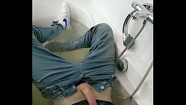 Brinca Com O Pau E A Bunda De Calça Jeans Molhada
