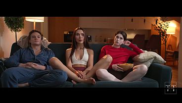 Casal lésbico transando quando o homem acordou e entrou no quarto em 4K HD