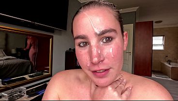 Coroa gostosa envia foto de boquete com gozada no rosto para o marido