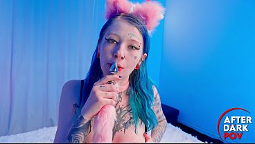 Coyemoo, a modelo alemã de cabelo azul e língua bifurcada, leva um pau duro