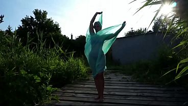 Dança Seminua Sensual Em Cima Da Tábua De Madeira Rústica