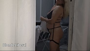 Dona de casa safada se exibindo na rua enquanto o marido trabalha