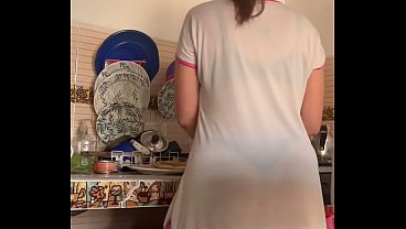 Espiando a vizinha de pijama enquanto ela cozinha de tanga e lingerie