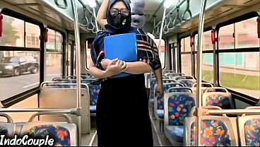 Esposa muçulmana volta da universidade e estranho a come no ônibus