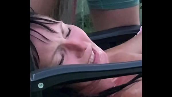 Faço xixi no rosto dela enquanto a esposa do fazendeiro goza