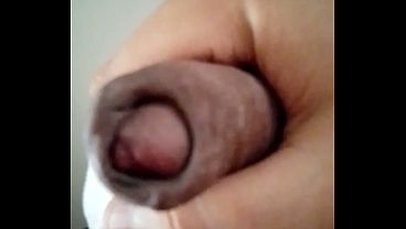 Homem mostra prepúcio grande e grosso em close sensual