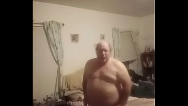 Idosa de 62 anos se divertindo sozinha na cama