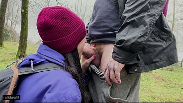 Lollolara91 faz pompa intensa na floresta sozinha e livre