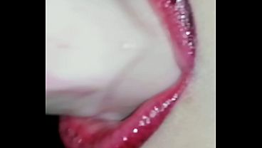 Madrasta coroa com lábios vermelhos mostra buceta super sensual