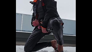 Mulher Se Masturbando De Chinelo Na Neve Ao Ar Livre