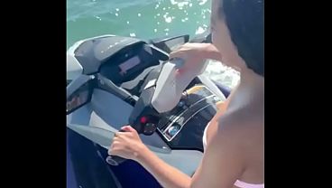 Novinha safada deixou o marido na areia e transou com instrutor no jetski