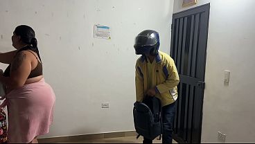 Pego O Entregador De Pizza Como Pagamento Por Travessura