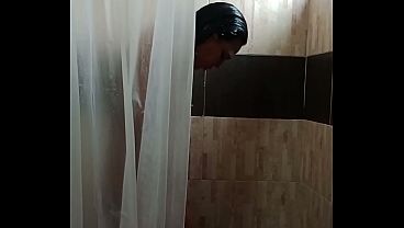 Sou Espionada Enquanto Me Toco No Banheiro Com Tesão