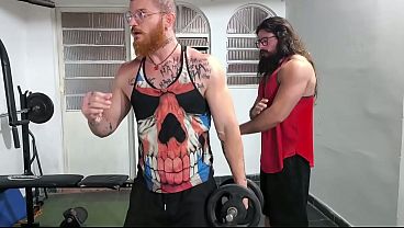 Transa intensa na academia com o musculoso viking de Taubaté