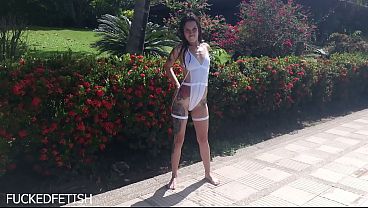 Yessica Bunny Em Roupa Branca Sensual Sob O Sol